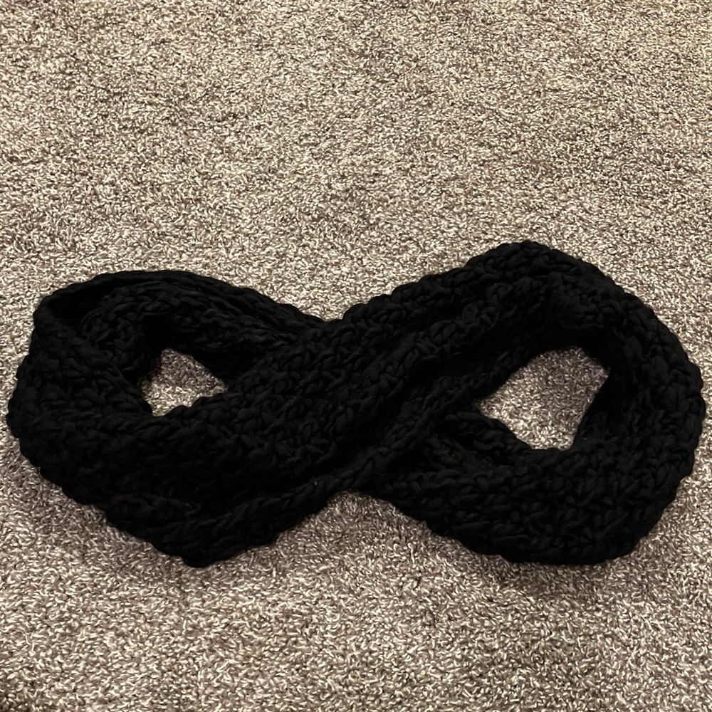 NWT Old Navy Black Infinity Circle Acrylic Scarf